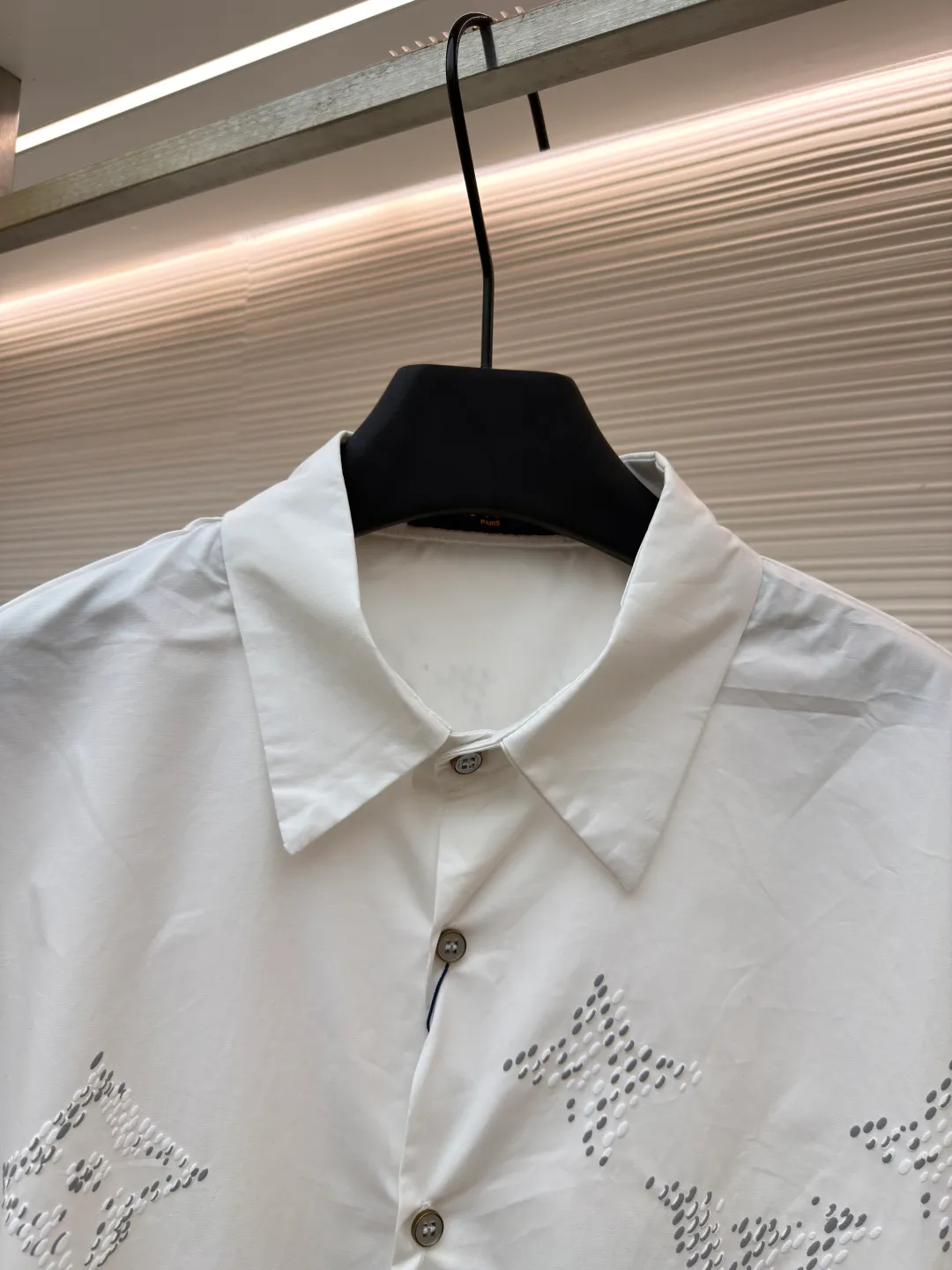 LOUIS VUITTON monogram printed short-sleeved shirt ●Original version: Purchased and developed by 9835 ●Item number: 1680421-A35 ●Fabric: silk fabric ●Technology: printing production ●Version: fitted version ●Weight: about 245 grams ●Size: S-M-L-XL ●Description: Poplin is a classic cotton fabric characterized by a large density difference between warp and weft yarns, forming a fine diamond-shaped grainy texture. This structure not only gives the fabric a refreshing and breathable wearing feel, but also ensures that its texture is light and thin but has a crisp texture, avoiding the shortcomings of ordinary thin cotton that easily collapses, perfectly supporting the neat silhouette of the shirt, while maintaining the unique skin-friendly comfort of cotton. The chest is decorated with a release printing process; it is neither too loose nor deliberately slim, aiming to create a clean silhouette and is extremely tolerant to the body shape. The standard length ensures that the hem can be tucked into trousers or hang naturally, meeting a variety of wear needs, including formal and casual. The overall wiring is straight and delicate, the fabric is comfortable and soft, and the color is consistent without color difference. It can be matched with the same style to create a fashionable look and control various occasions. Customized accessories, complete with three standards, same style for men and women!